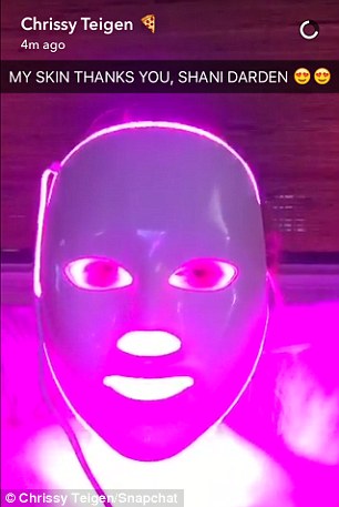 White/Gold 7 LED Face Mask – Deluxe Model